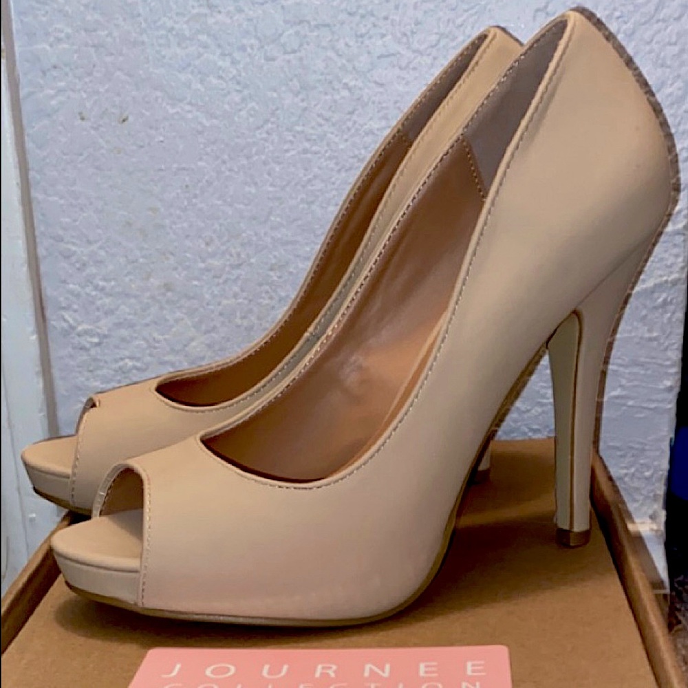 JOURNEE COLLECTION - NUDE PEEP TOE PUMPS SIZE 8.5